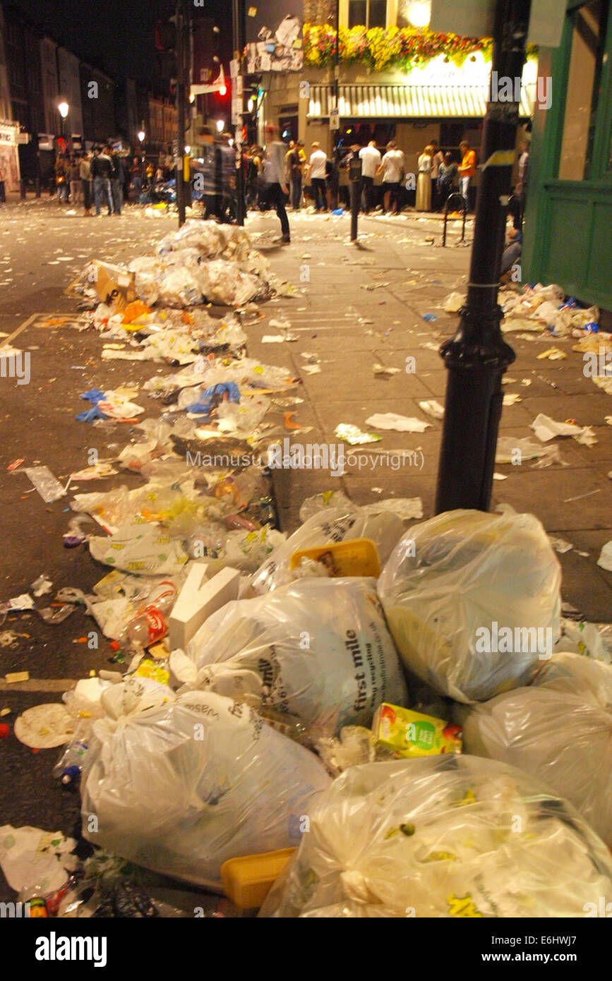 Londres, Royaume-Uni. 24 août, 2014. Lignes d'ordures dans les rues de Notting Hill, après le carnaval de Notting Hill Children's day parade Crédit : Mamusu Kallon/Alamy Live News Banque D'Images