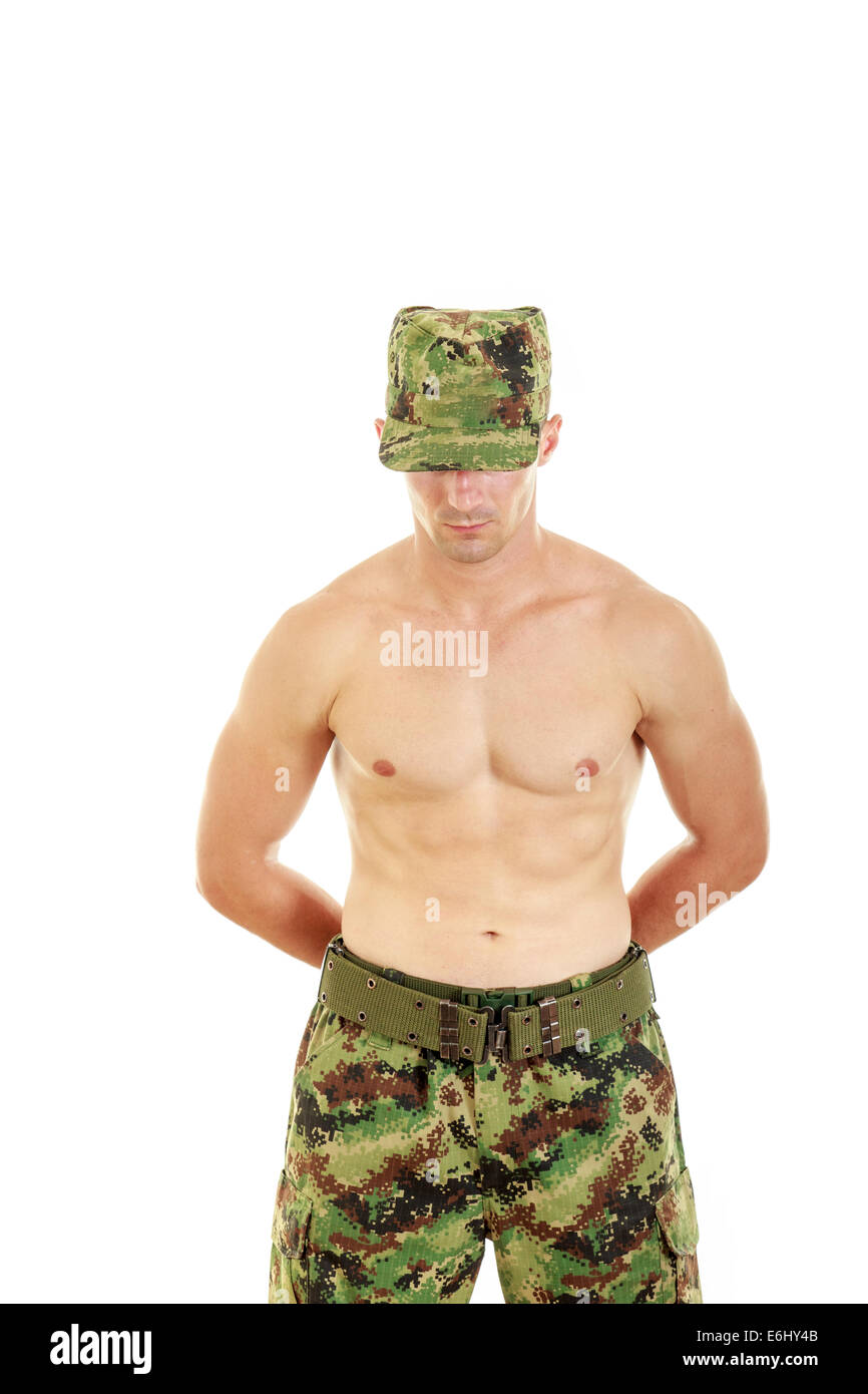 Soldat de l'armée de protection en position de sécurité sur le port de pantalon  militaire et de la défense hat standing Photo Stock - Alamy
