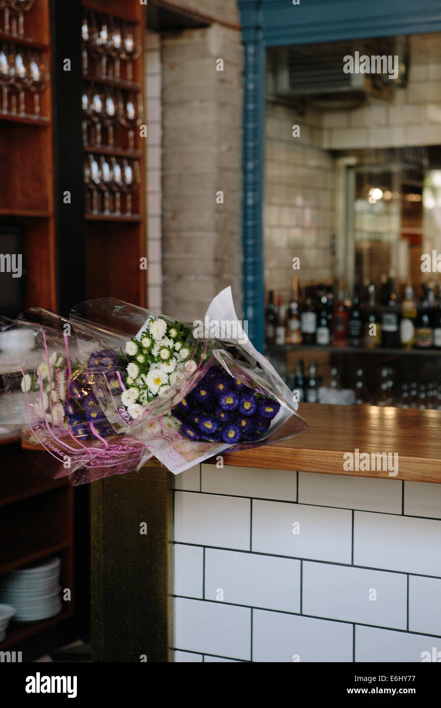 Une variété de fleurs fraîches sur un comptoir en bois à un système sophistiqué et moderne, bar restaurant à Los Angeles, Californie. Banque D'Images