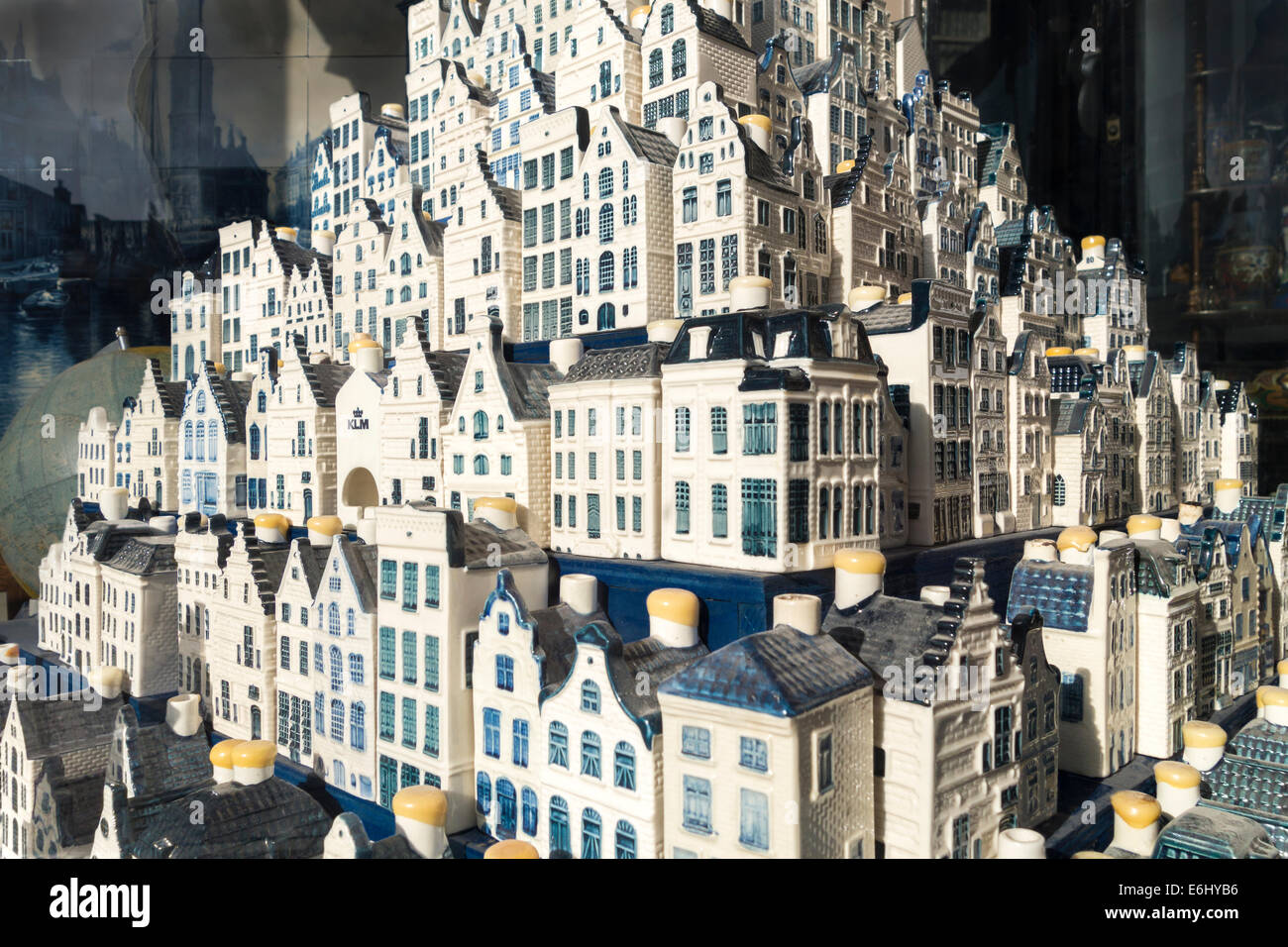 Amsterdam un affichage de miniatures de delft canal néerlandais de maisons dans une boutique d'antiquités. La compagnie aérienne KLM souvenirs contenant gin Banque D'Images