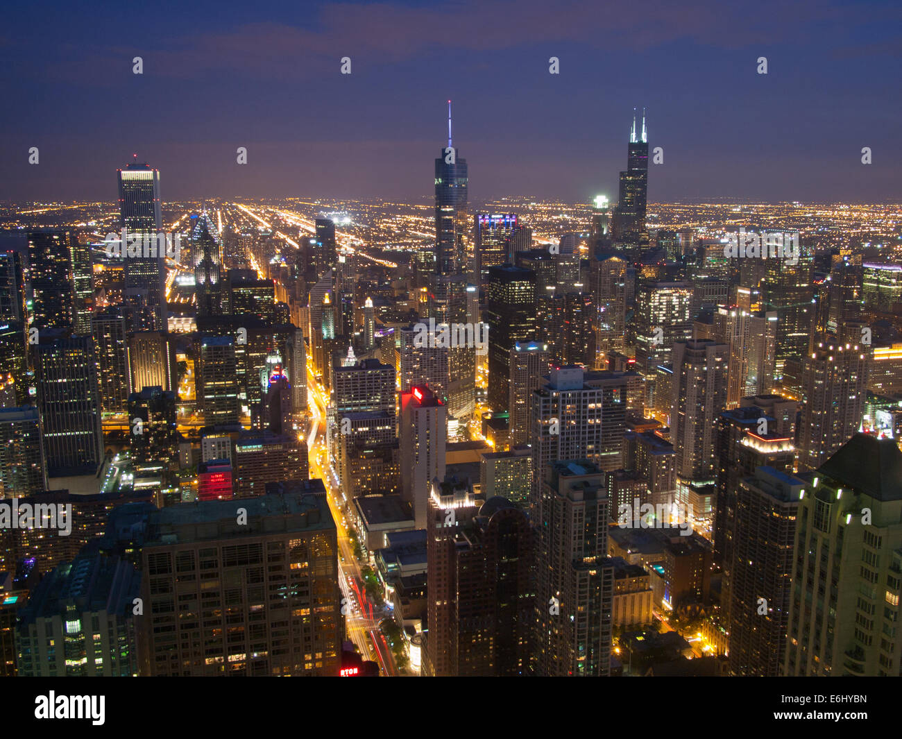 Une nuit, vue aérienne de la Magnificent Mile et le centre-ville de Chicago, comme vu à partir de la chambre 360 CHICAGO (anciennement John Hancock Observatory). Banque D'Images