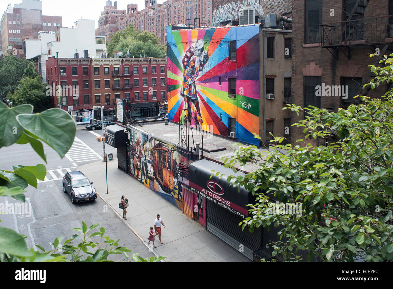 Murale colorée par l'artiste de rue brésilien Kobra à 25th street à NEW YORK, basé sur la célèbre photo de Eisenstadt un marin embrassant un Banque D'Images