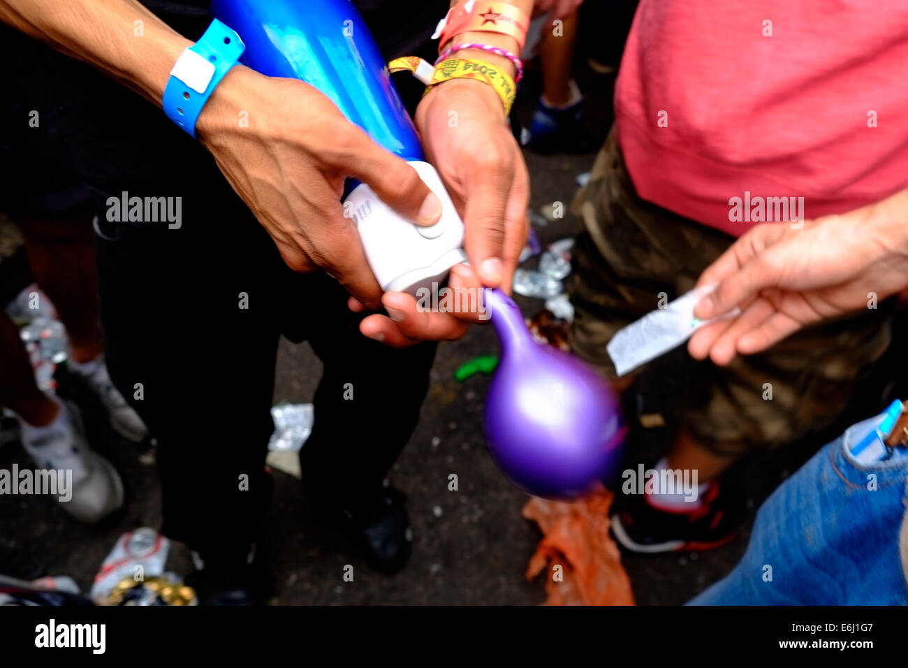 Londres, Royaume-Uni. 24 août, 2014. Notting Hill Carnival 2014. Le médicament de choix au Carnaval semblait être pris d'oxyde nitreux par ballon. Megawhat Crédit : Rachel/Alamy Live News Banque D'Images