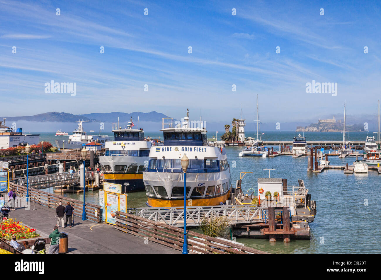 Une embarcation de plaisance de la flotte or bleu et attendre que les clients près de Pier 39, à San Francisco. Banque D'Images