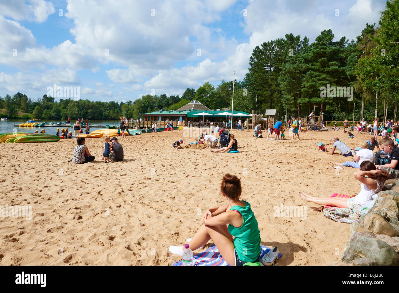 La plage avec l'eau du lac Sports et Pancake House dans l'arrière Center Parcs La Forêt de Sherwood Dorset UK Banque D'Images