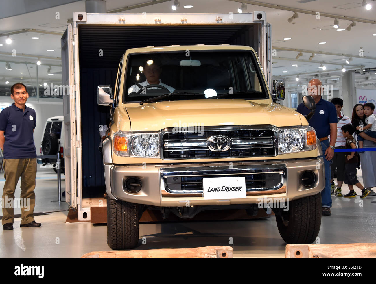 Tokyo, Japon. 25 août, 2014. Toyota Motor Corp. dévoile l'édition spéciale 'Land Cruiser 70' à Tokyo pour célébrer le 30e anniversaire de son premier lancement au Japon, le lundi 25 août, 2014. Les ventes de la SUV a pris fin en 2004, mais de répondre à une large demande intérieure pour son retour, Toyota a réédité le véhicule juste pour un an. Credit : Natsuki Sakai/AFLO/Alamy Live News Banque D'Images