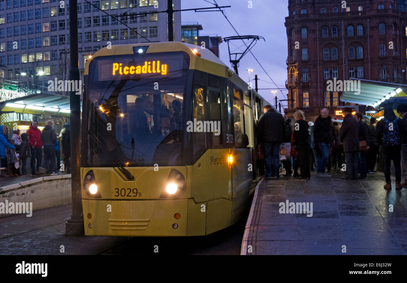 Les trams jaunes Manchester au crépuscule, England, UK Banque D'Images