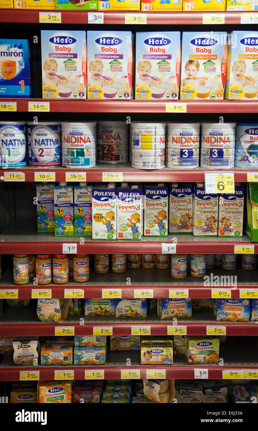 Les Aliments Pour Bebe Et Le Lait En Poudre Sur L Affichage Sur L Armoire Au Supermarche Eroski A Figueretas Ibiza Photo Stock Alamy