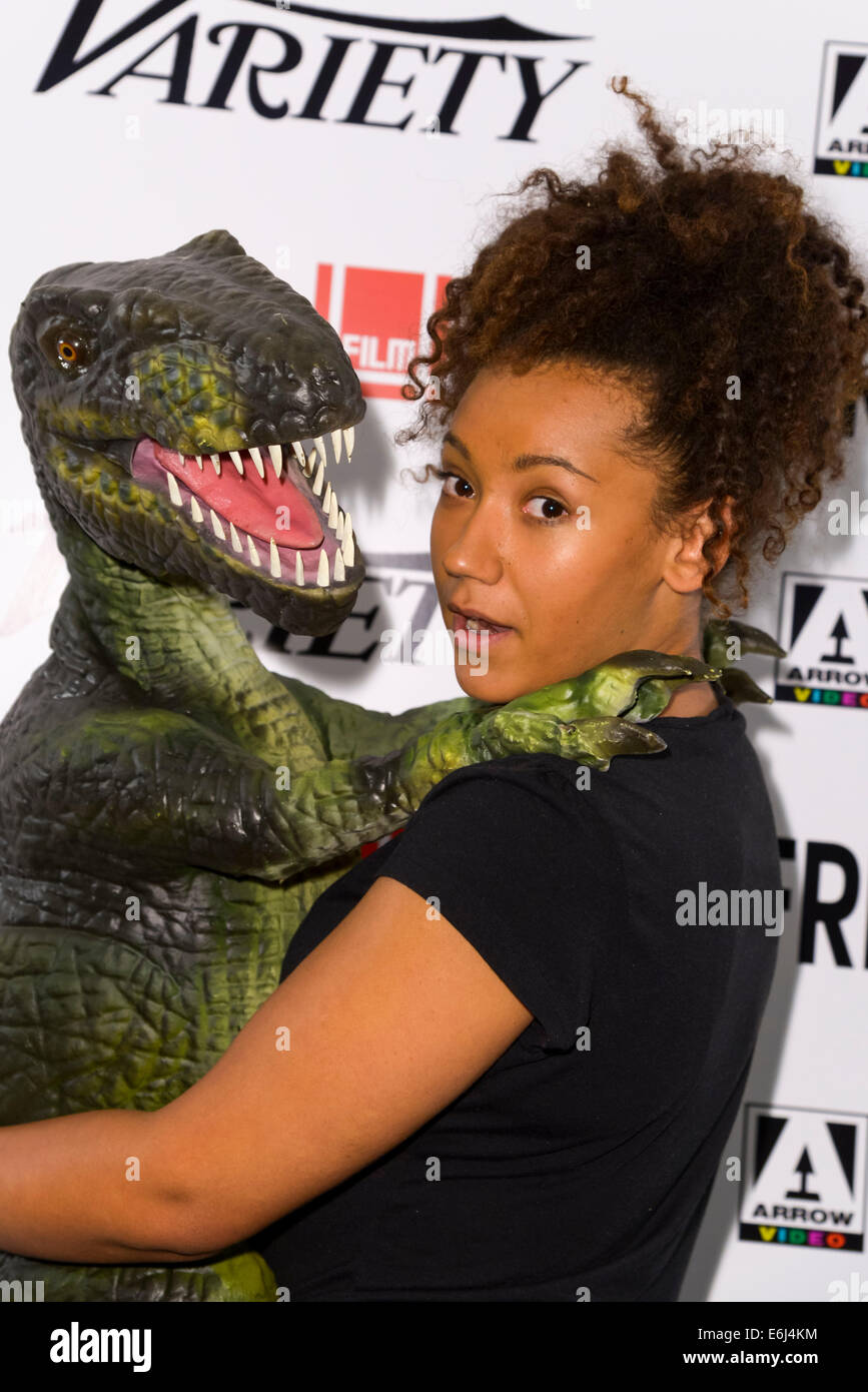 Le 15ème Film4 Frightfest le 24/08/2014 à la vue West End, Londres. La première mondiale de l'extinction en salle, assister les personnes sur la photo : 'Ronnie' la Raptor avec son maître. Photo par Julie Edwards Banque D'Images