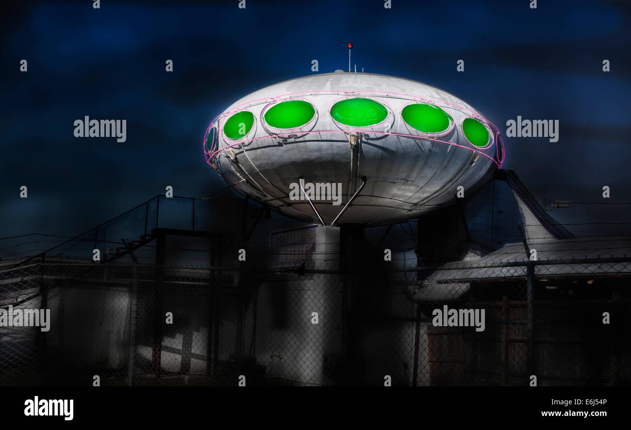 Une vue d'un éditorial de 1960 Futuro House.à l'origine un théâtre en fibre de verre conçu par Matti Surronen Banque D'Images