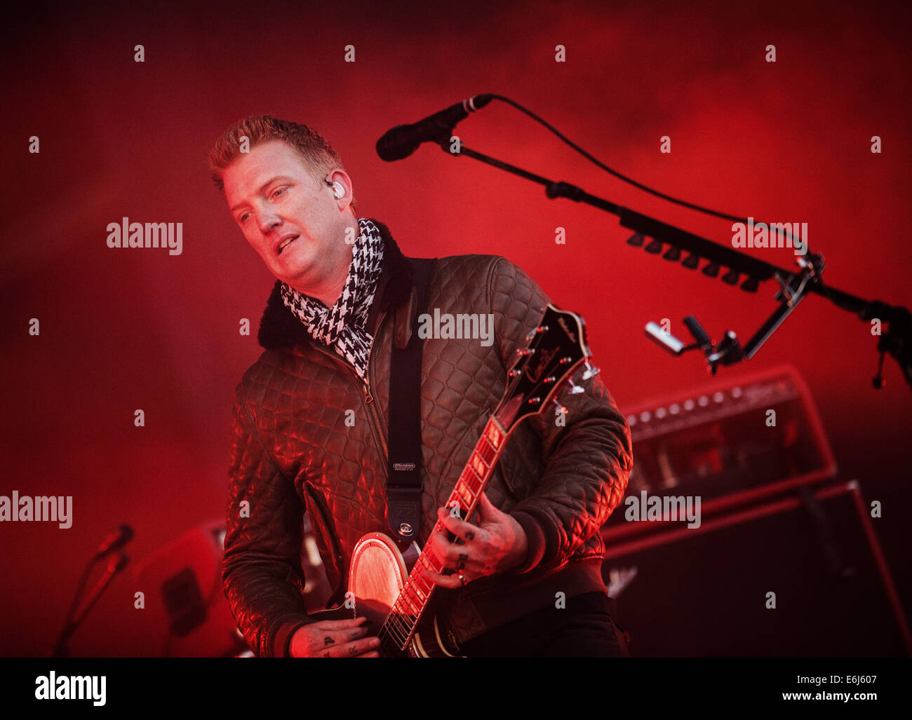 Leeds, UK. 23 août, 2014. Josh Homme de Queens of the Stone Age effectue le jour 2 de la Leeds Festival à Bramham Park le 23 août 2014 à Leeds, Angleterre. Crédit : Sam Kovak/Alamy Live News Banque D'Images