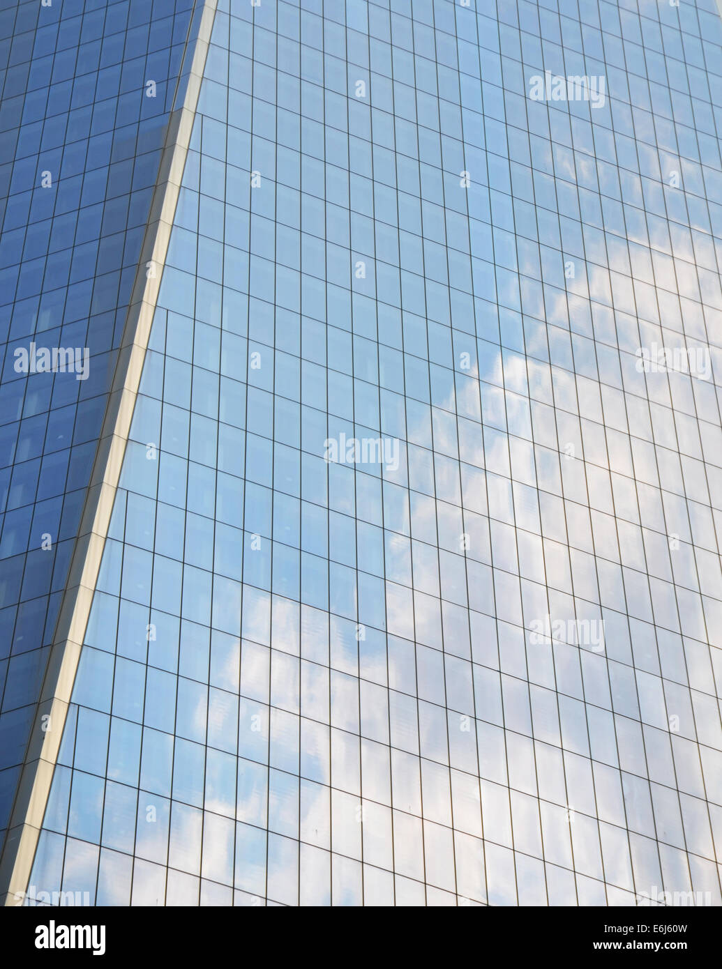 Ciel nuageux reflétée dans les fenêtres d'un gratte-ciel Banque D'Images