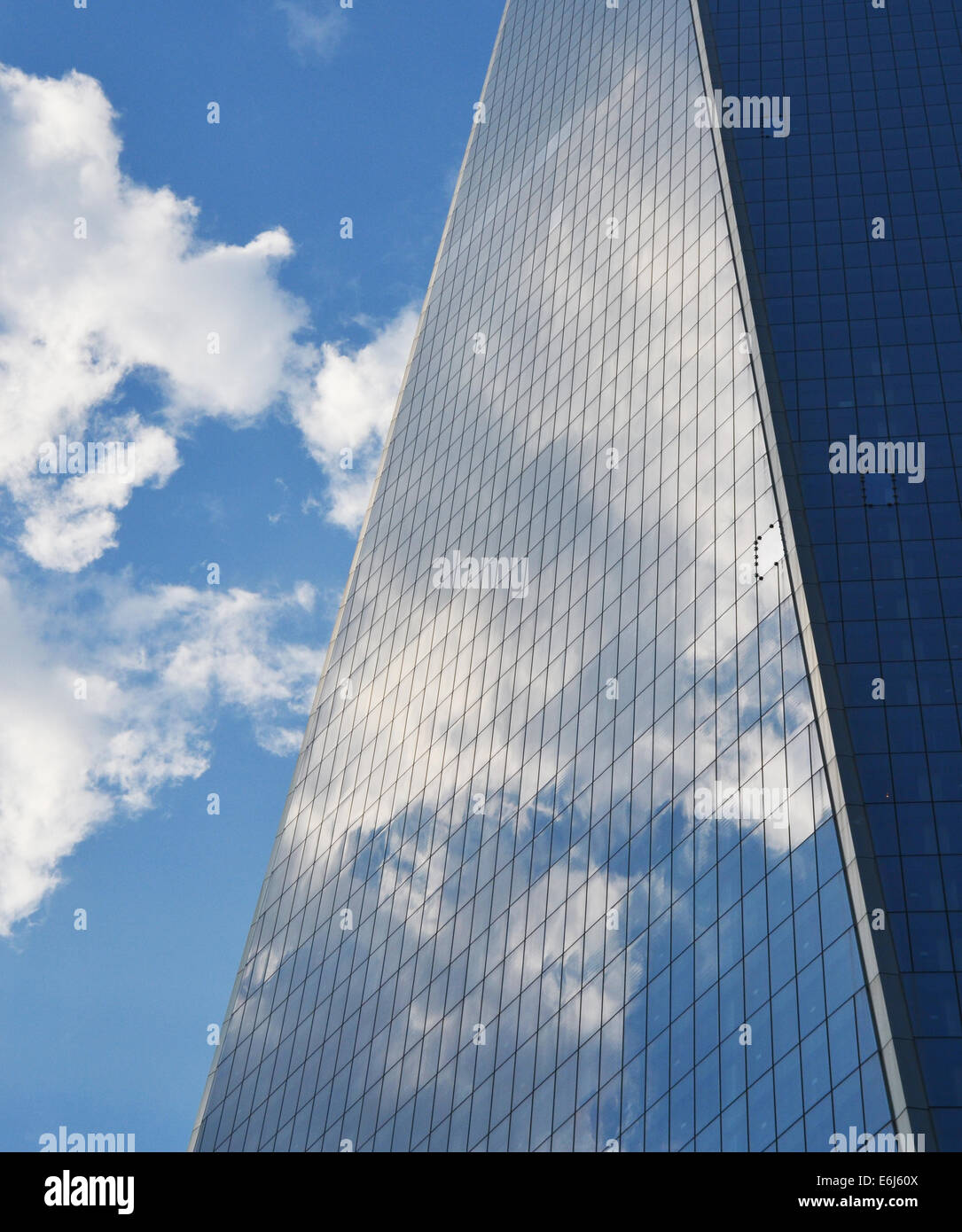 Ciel nuageux reflétée dans les fenêtres d'un gratte-ciel Banque D'Images