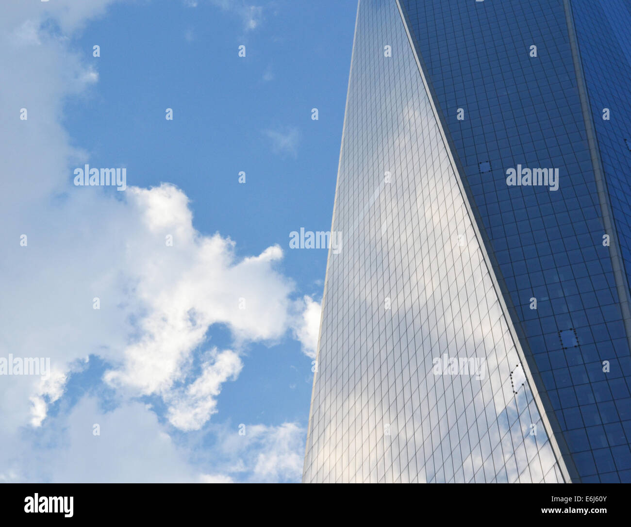 Ciel nuageux reflétée dans les fenêtres d'un gratte-ciel Banque D'Images