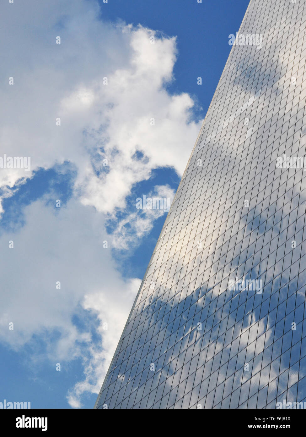 Ciel nuageux reflétée dans les fenêtres d'un gratte-ciel Banque D'Images