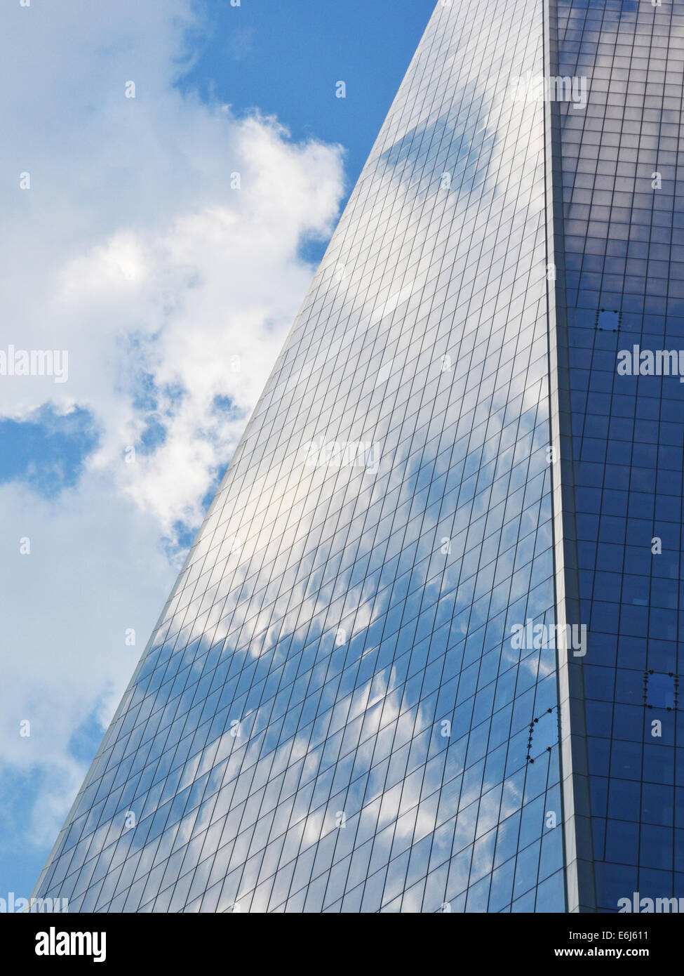 Ciel nuageux reflétée dans les fenêtres d'un gratte-ciel Banque D'Images