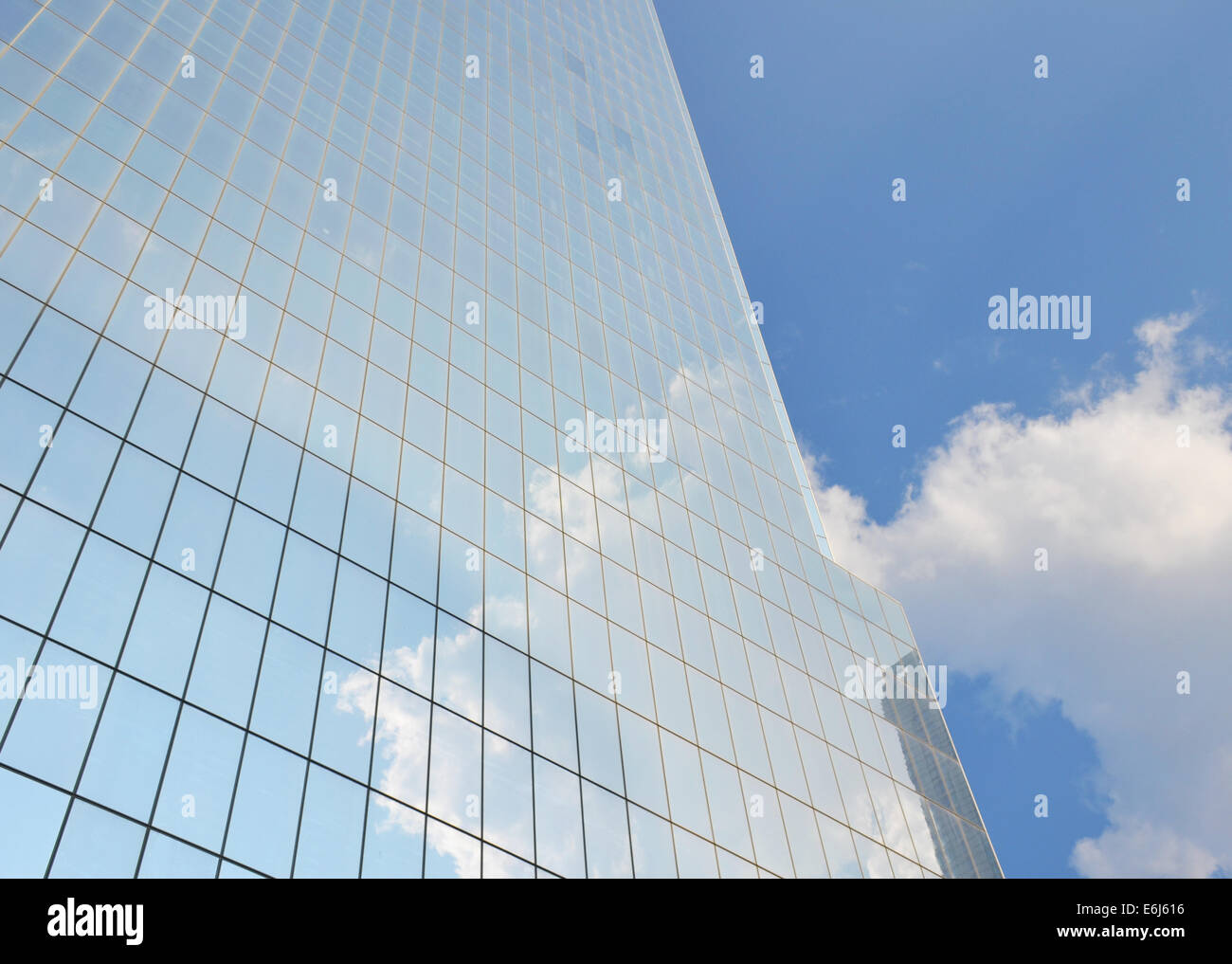 Ciel nuageux reflétée dans les fenêtres d'un gratte-ciel Banque D'Images