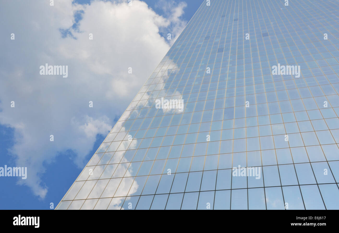 Ciel nuageux reflétée dans les fenêtres d'un gratte-ciel Banque D'Images