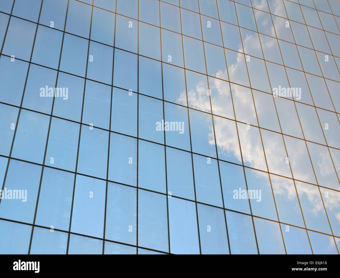 Ciel nuageux reflétée dans les fenêtres d'un gratte-ciel Banque D'Images