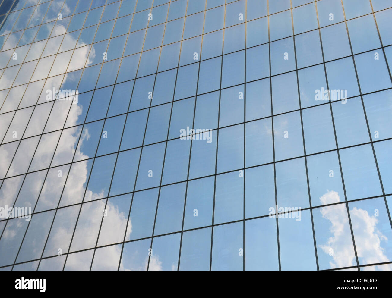 Ciel nuageux reflétée dans les fenêtres d'un gratte-ciel Banque D'Images