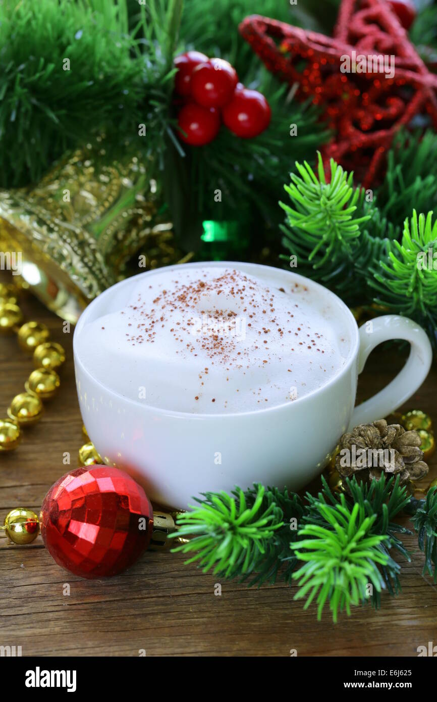 Boisson festive (Chocolat, cacao, café) avec la mousse de lait, Noël encore la vie Banque D'Images