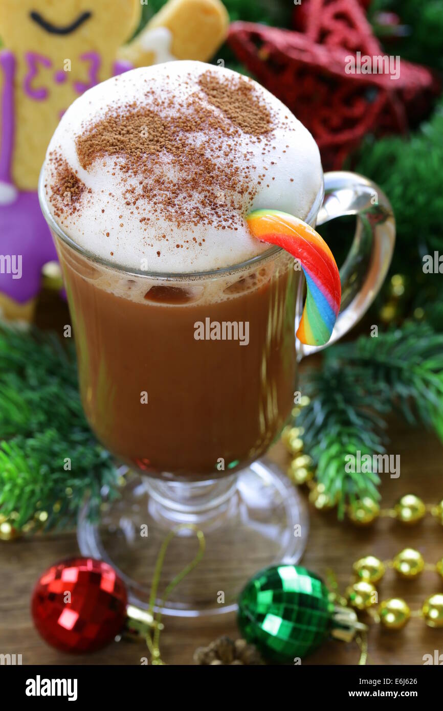 Boisson festive (Chocolat, cacao, café) avec la mousse de lait, Noël encore la vie Banque D'Images
