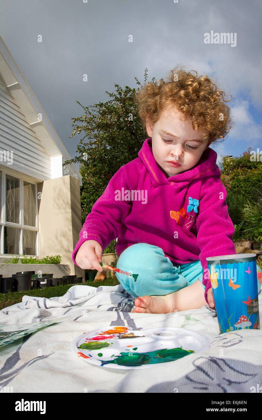 Jeune fille aux cheveux bouclés peinture Banque D'Images