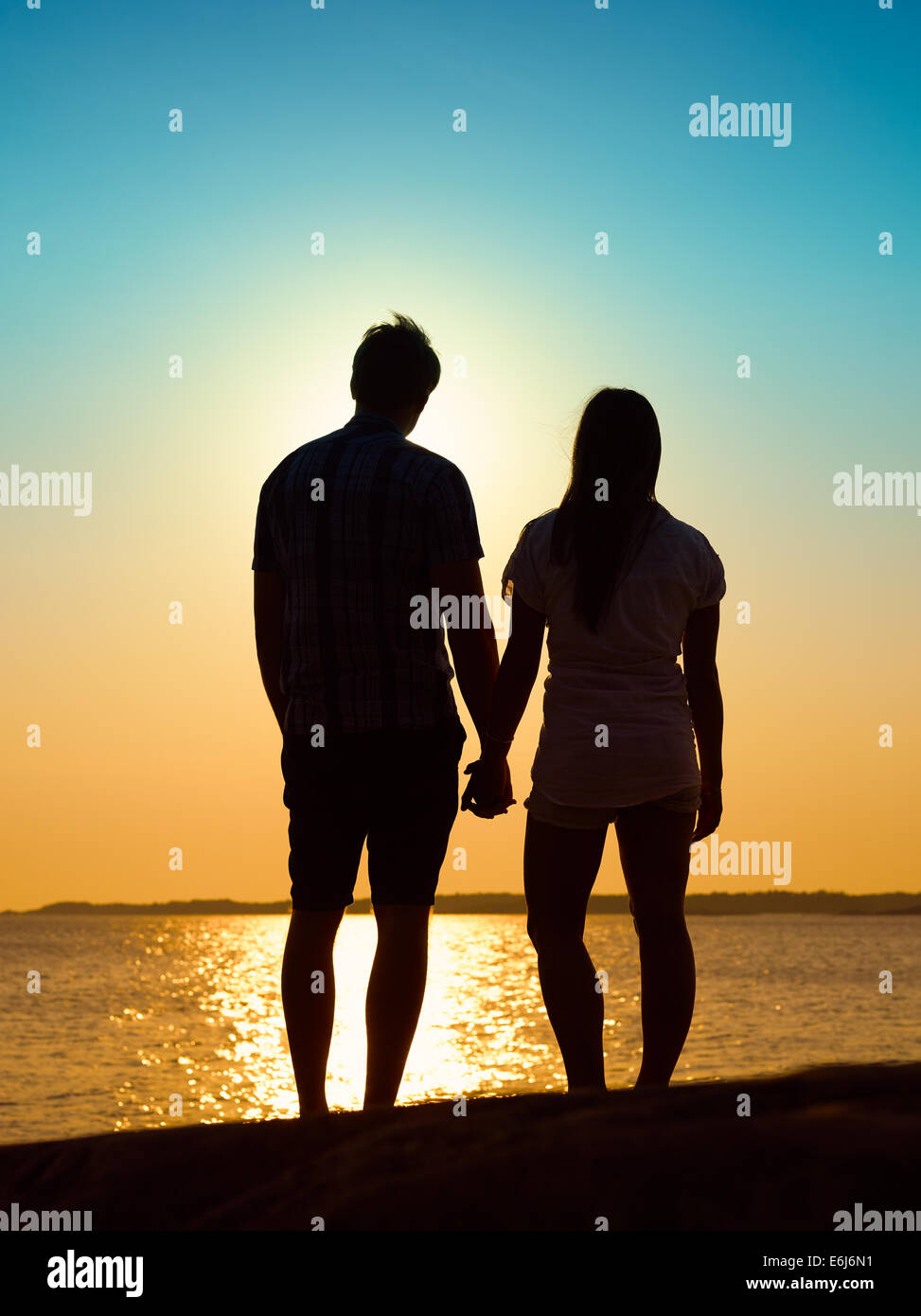 Jeune couple dans l'amour pour le coucher du soleil ensemble, belle soirée à archipelago Banque D'Images