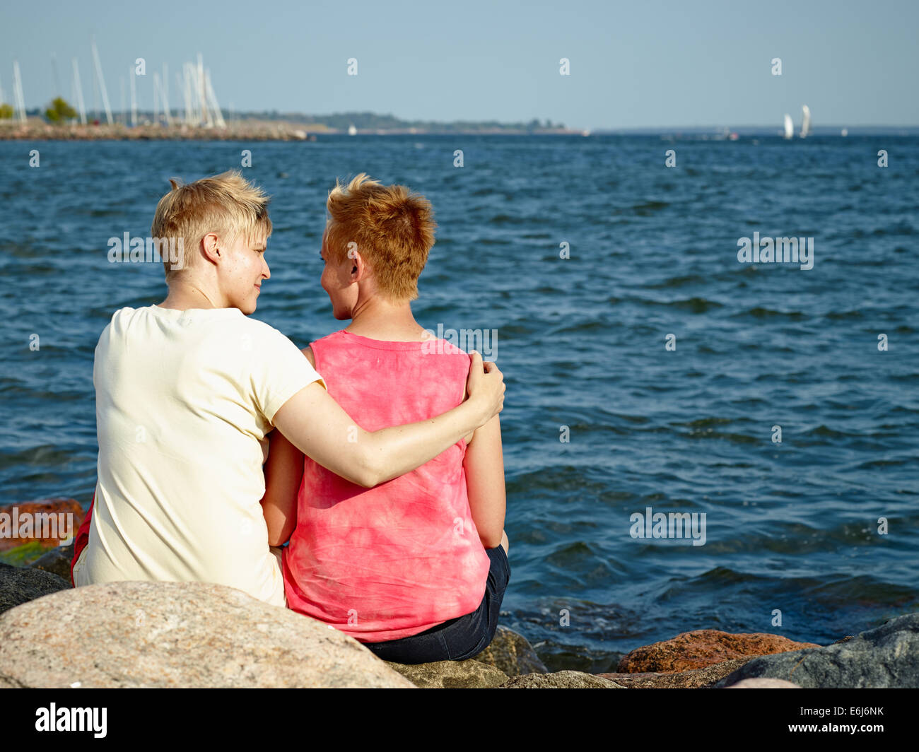 Deux femmes passent du temps ensemble à la plage dans l'après-midi Banque D'Images