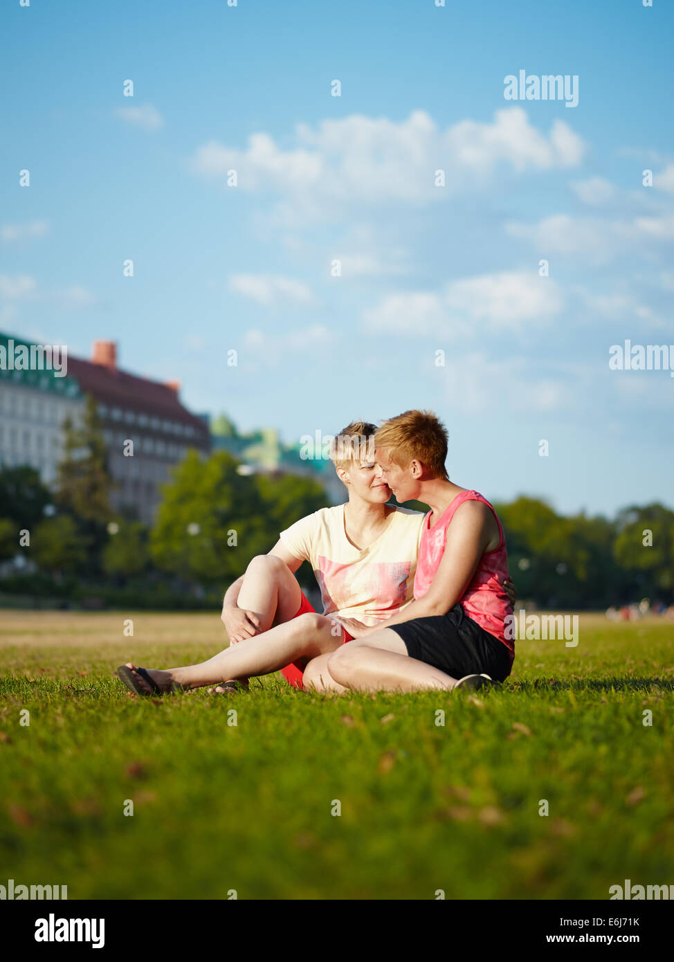 Deux femmes embrassant dans le parc dans l'après-midi au soleil, parc de la ville Banque D'Images