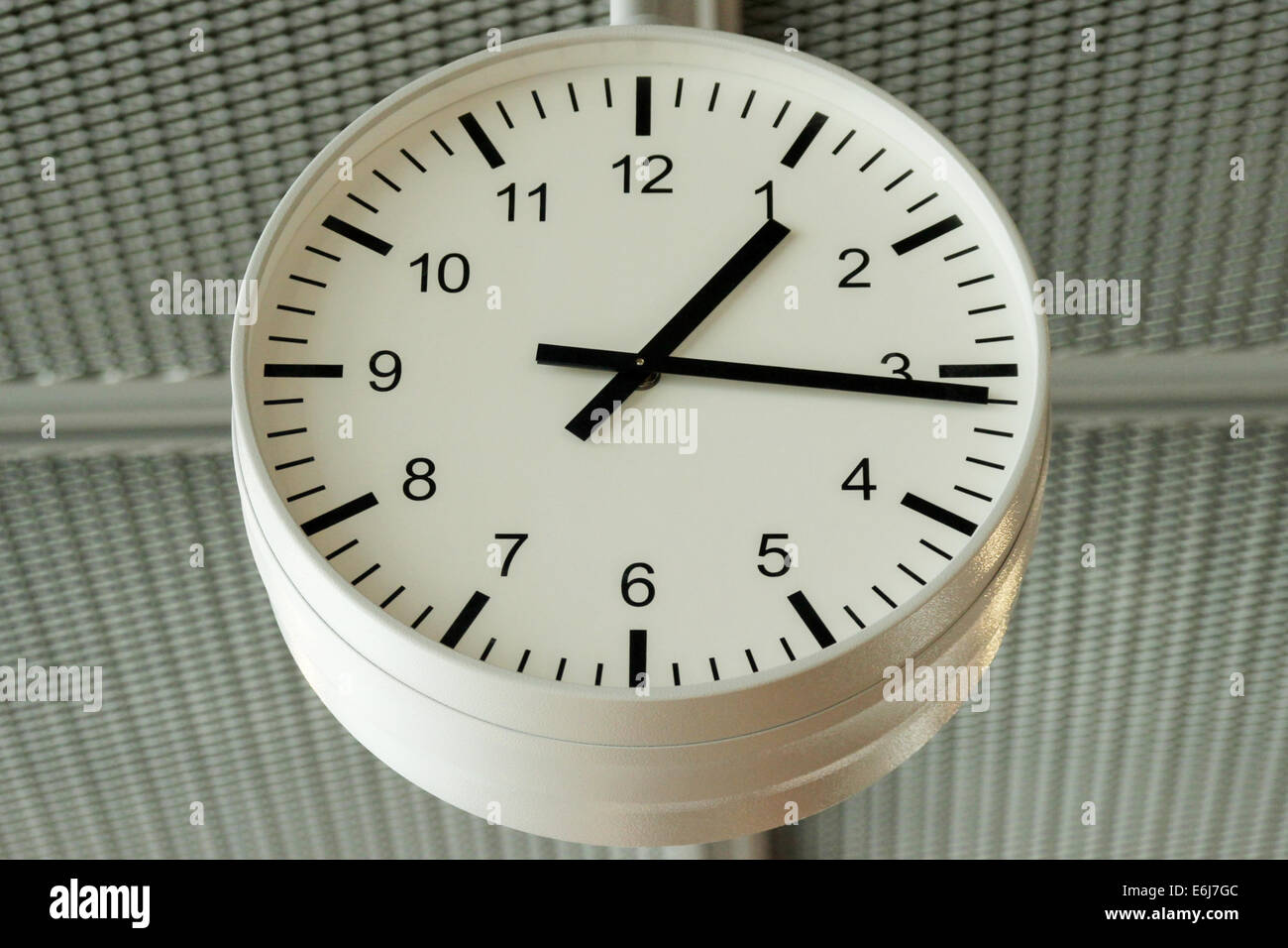 Aéroport blanc horloge analogique avec les mains noires Banque D'Images