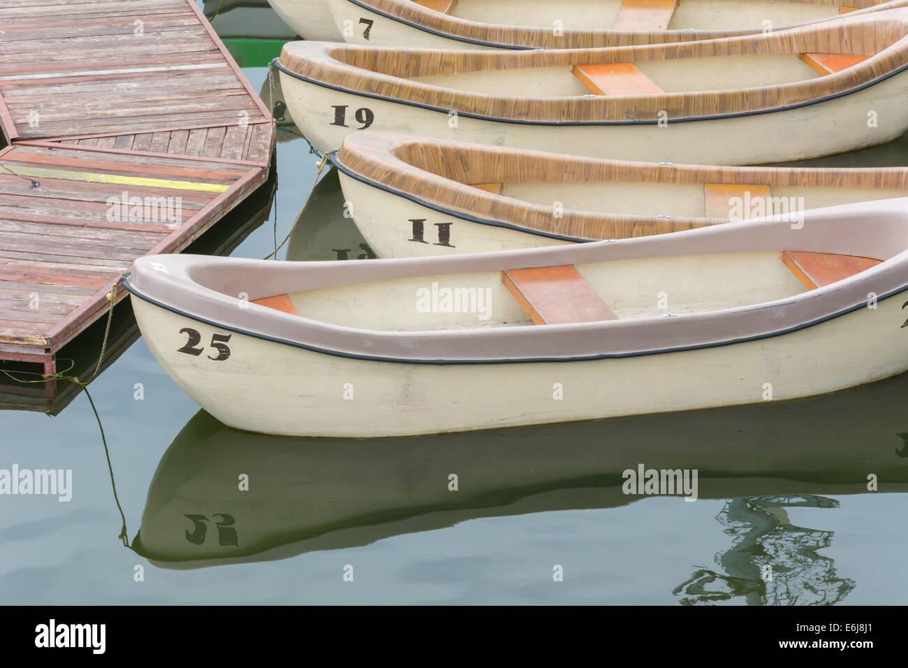 Plaisir numérotés barques attaché sur un lac Banque D'Images