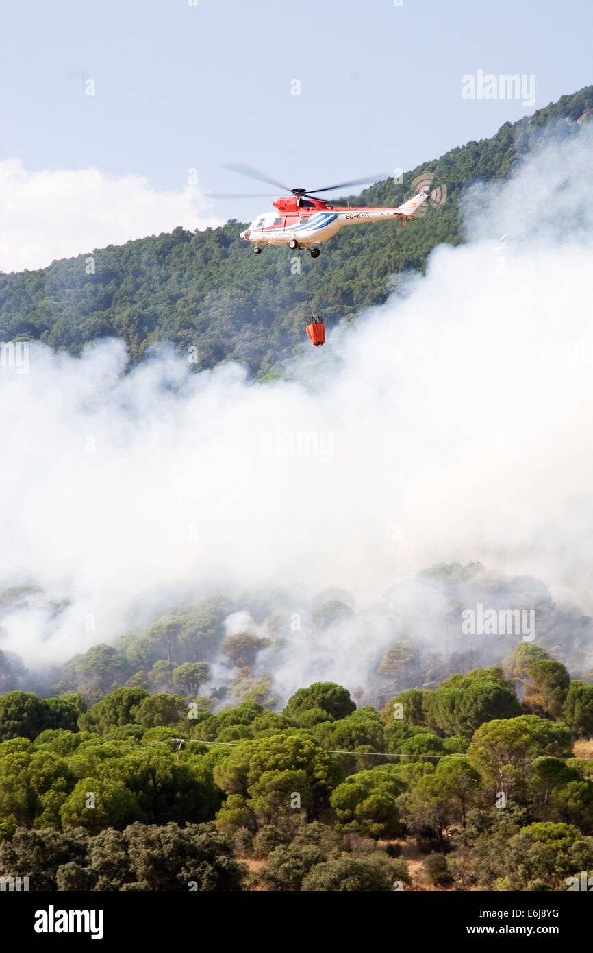 La lutte contre l'hélicoptère incendie dans les montagnes de Sierra de Gredos Banque D'Images