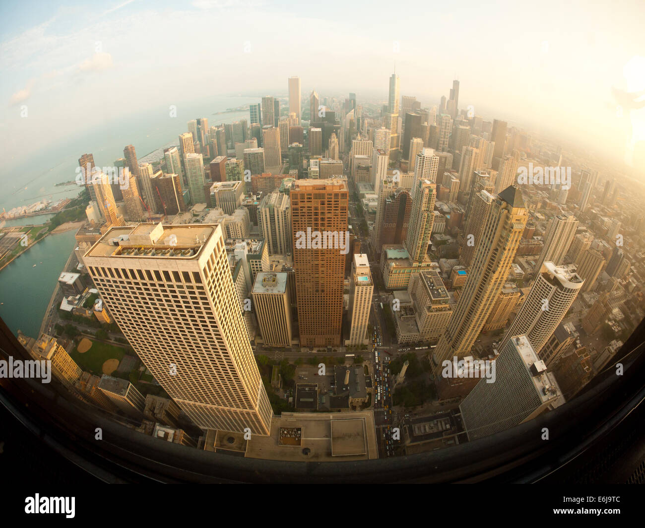 Un fisheye, vue aérienne de North Michigan Avenue (le Magnificent Mile), le lac Michigan et Chicago comme vu à partir de la chambre 360 CHICAGO. Banque D'Images