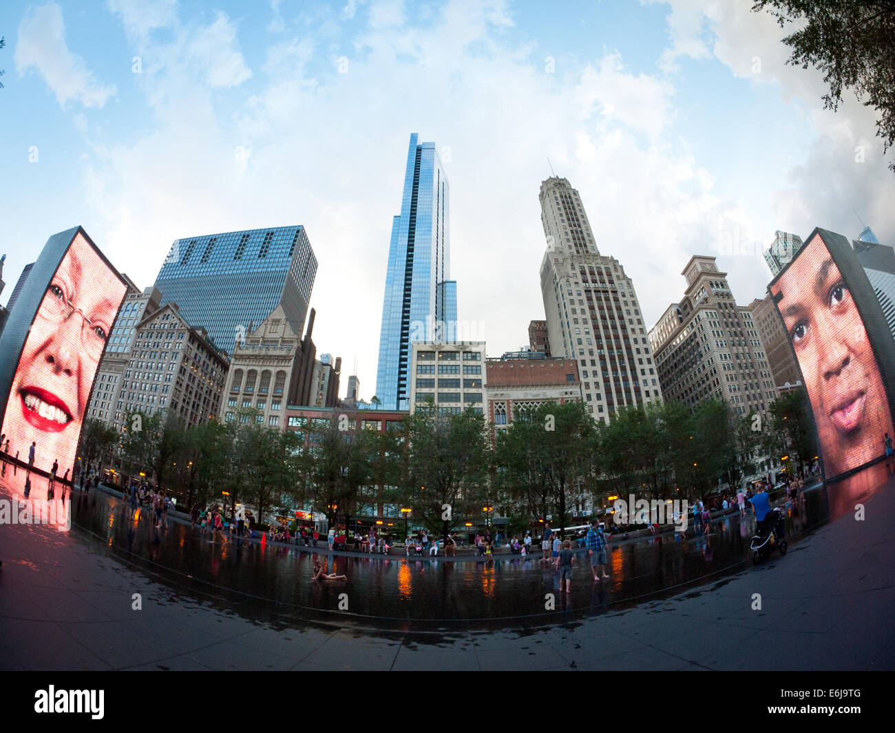 Un grand angle, le fisheye view de Jaume Plensa populaire du travail de fontaine d'art public dans le Millennium Park, Chicago, Illinois. Banque D'Images