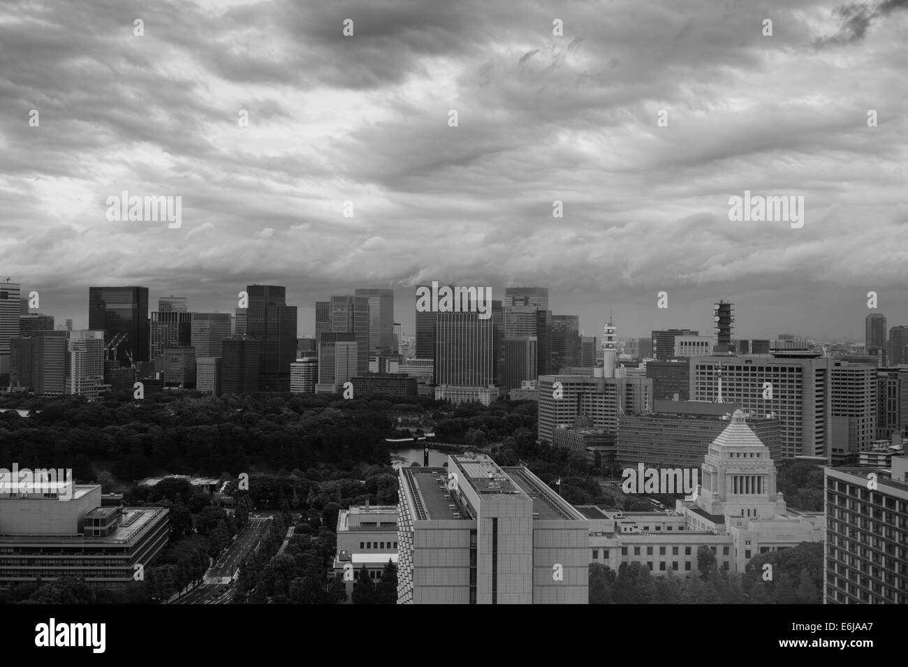 Le ciel dans le calme après un typhon à Akasaka, Chiyoda-ku, Tokyo, Japon avec la Diète japonaise (le Parlement) Banque D'Images