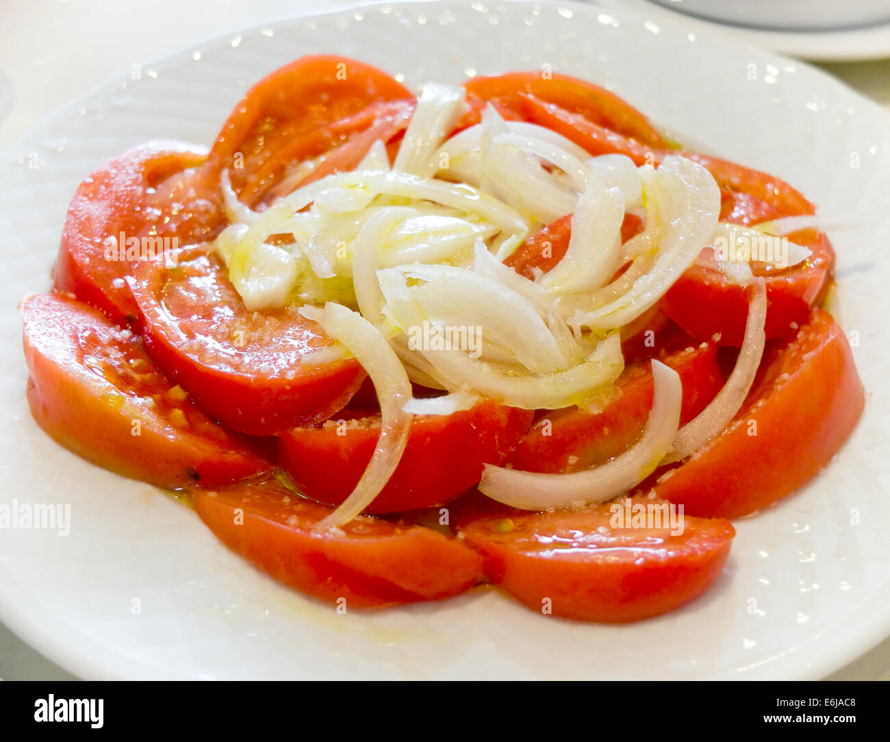 Salade de tomates et l'oignon. Un plat méditerranéen. Banque D'Images