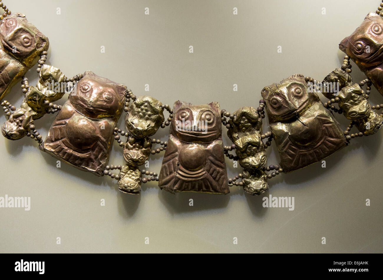 Bijoux précolombien Lambayeque/culture sicaniennes 700 AC-1375 AC Perú .  Musée de Banco Central de Reserva del Perú Photo Stock - Alamy