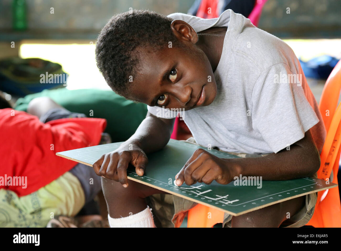 Garçon dans une salle de classe d'une école primaire à Buka, l'île de Bougainville, en Papouasie-Nouvelle-Guinée Banque D'Images