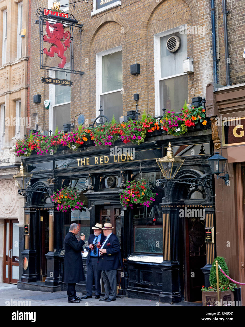 Fuller Red Lion Pub avec trois grands buveurs, Piccadilly, Londres, Angleterre Banque D'Images