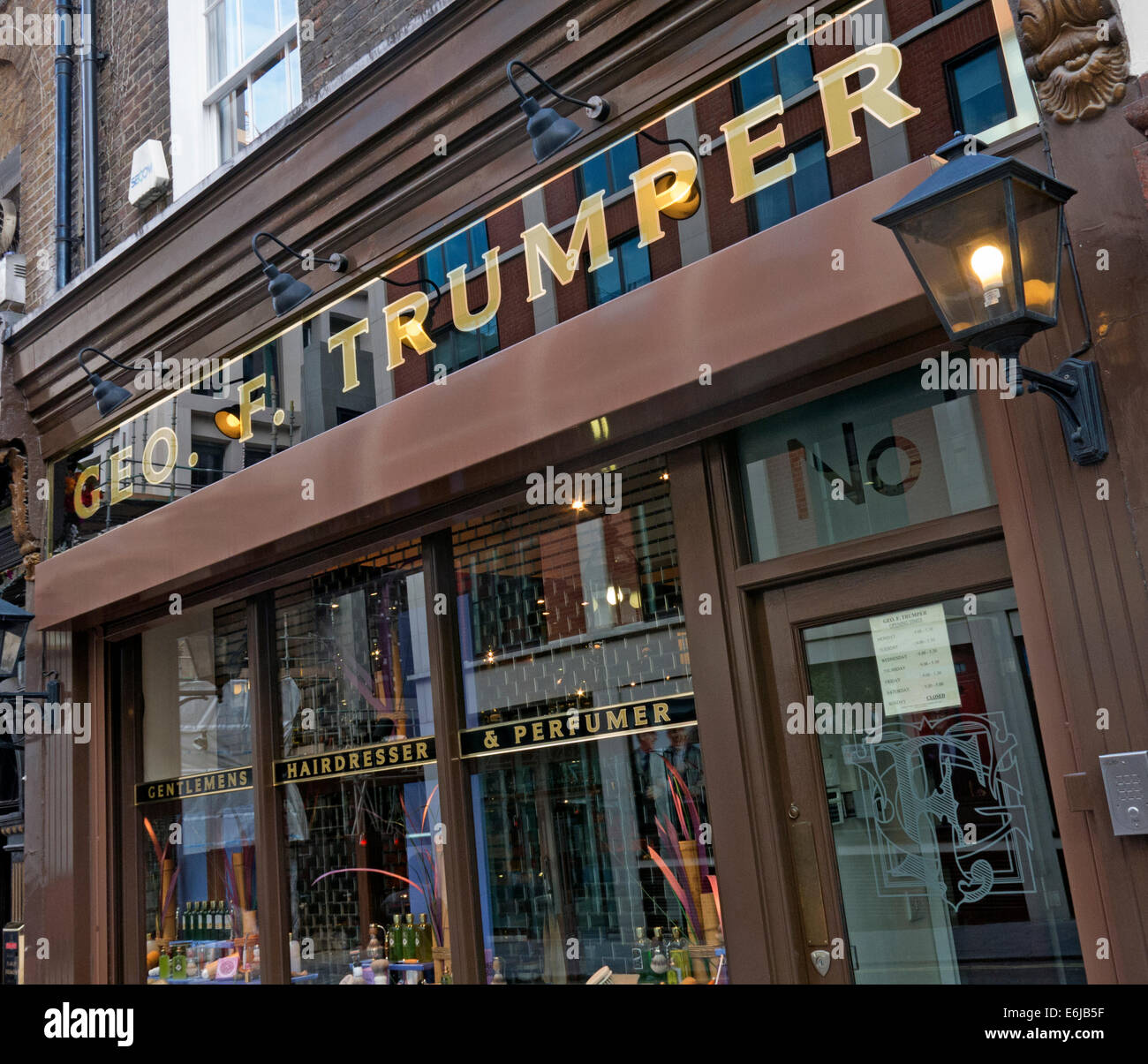 Geo. F. Trumper Gentleman's coiffeurs et parfumeurs shop, duc de York Street, Mayfair, Londres, Angleterre, Royaume-Uni Banque D'Images