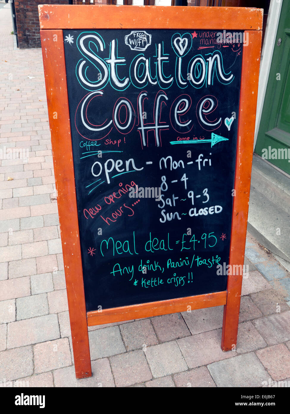 Café de la station indépendante,cafe,résister à Costa et Starbucks, à l'extérieur tableau noir Banque D'Images