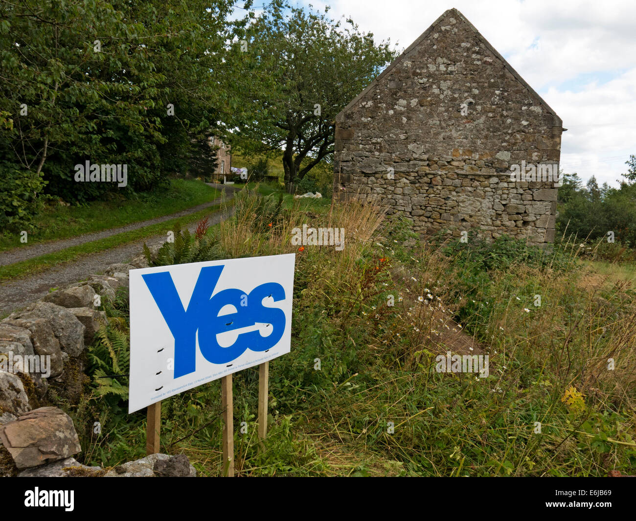Oui pour l'indépendance écossaise inscription Carlops village Frontières de l'Ecosse Banque D'Images