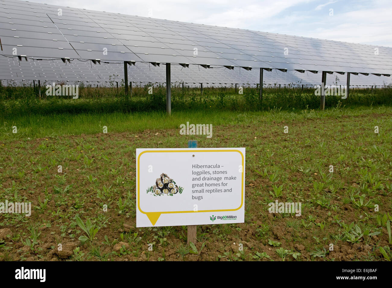 Wildlife friendly information board sur la ferme solaire de Belectric Willersey Cotswolds Nord UK Banque D'Images