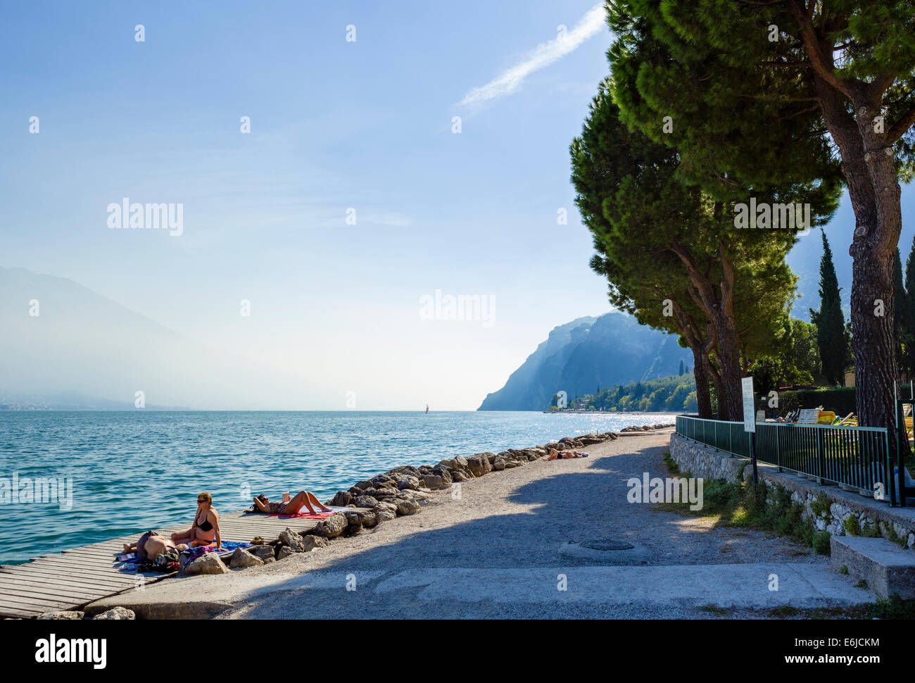La plage à Limone sul Garda, Lac de Garde, Lombardie, Italie Banque D'Images