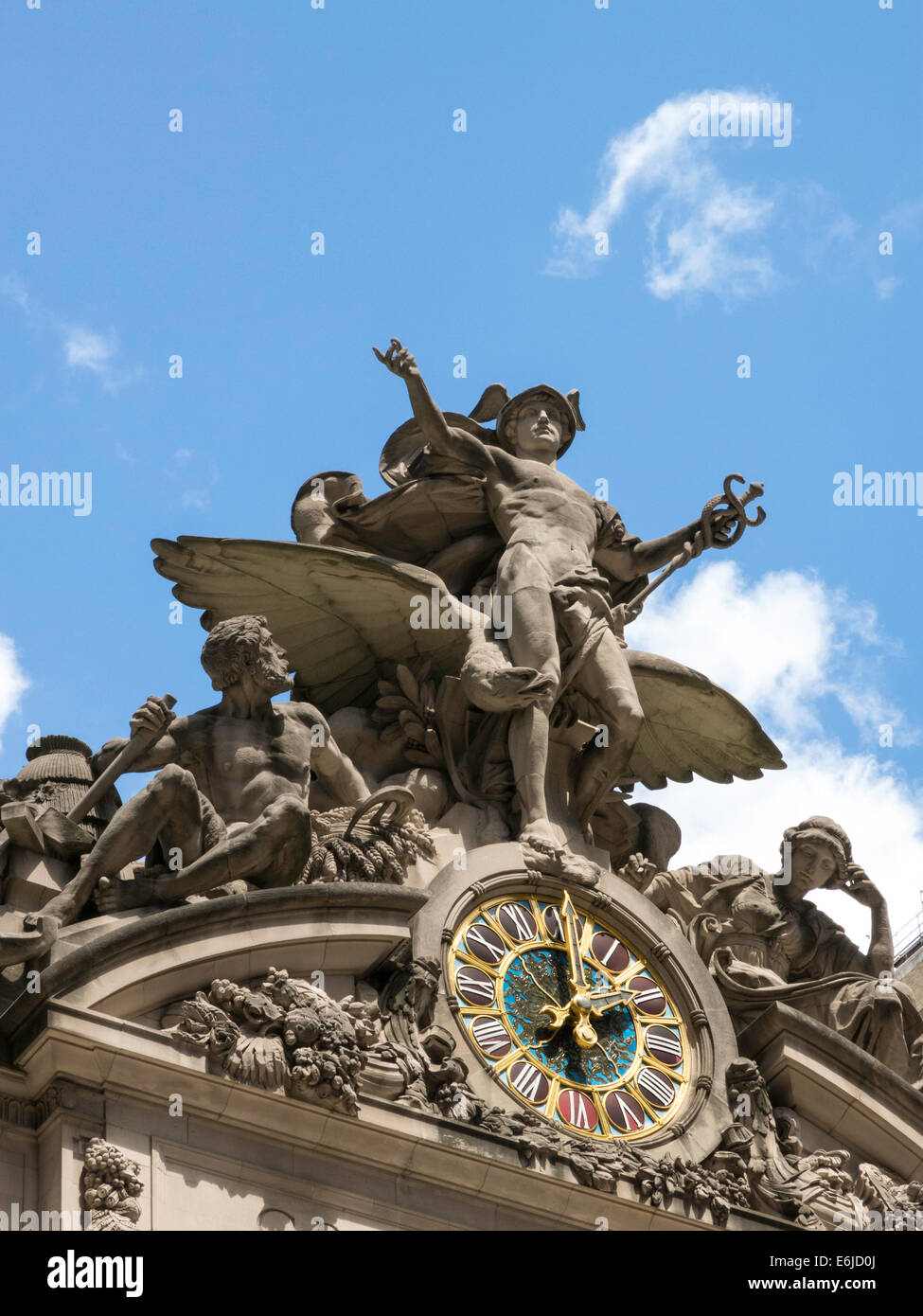 La façade du Grand Central terminal présente une sculpture de transport et une horloge en verre Tiffany, New York City, États-Unis Banque D'Images