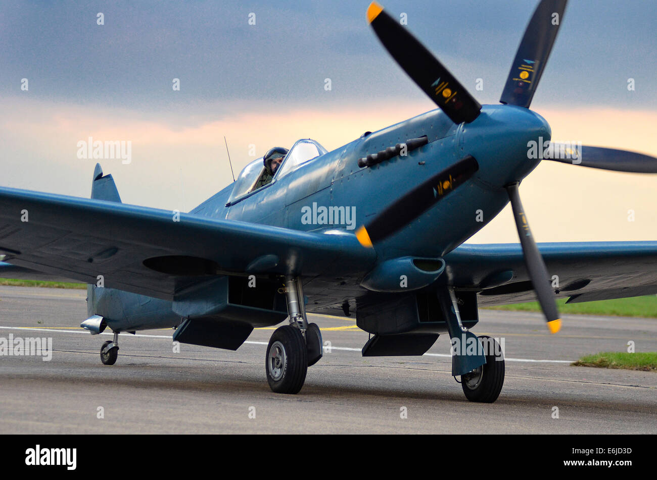 La Battle of Britain Memorial Flight's photo recon en taxis Spitfire RAF Scampton, Lincs., pour le coucher du soleil memorial. Banque D'Images