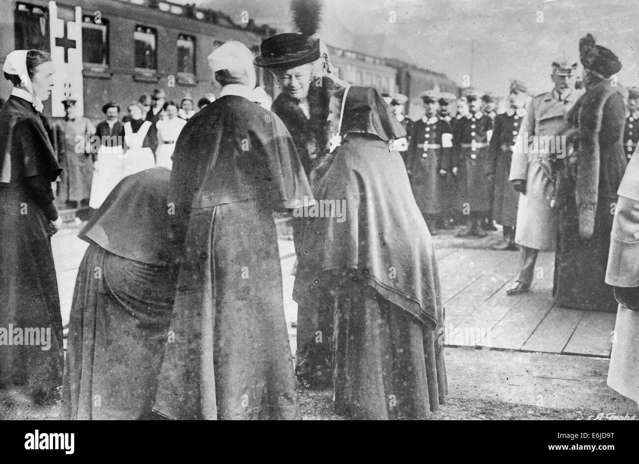Le Kaiserin adieu à croix rouge, Soeurs - Kaiserin Augusta Victoria de Schleswig-Holstein (1858-1921), épouse de Guillaume II d'Allemagne, à une station de train avec des religieuses au cours de la Première Guerre mondiale, vers 1915 Banque D'Images