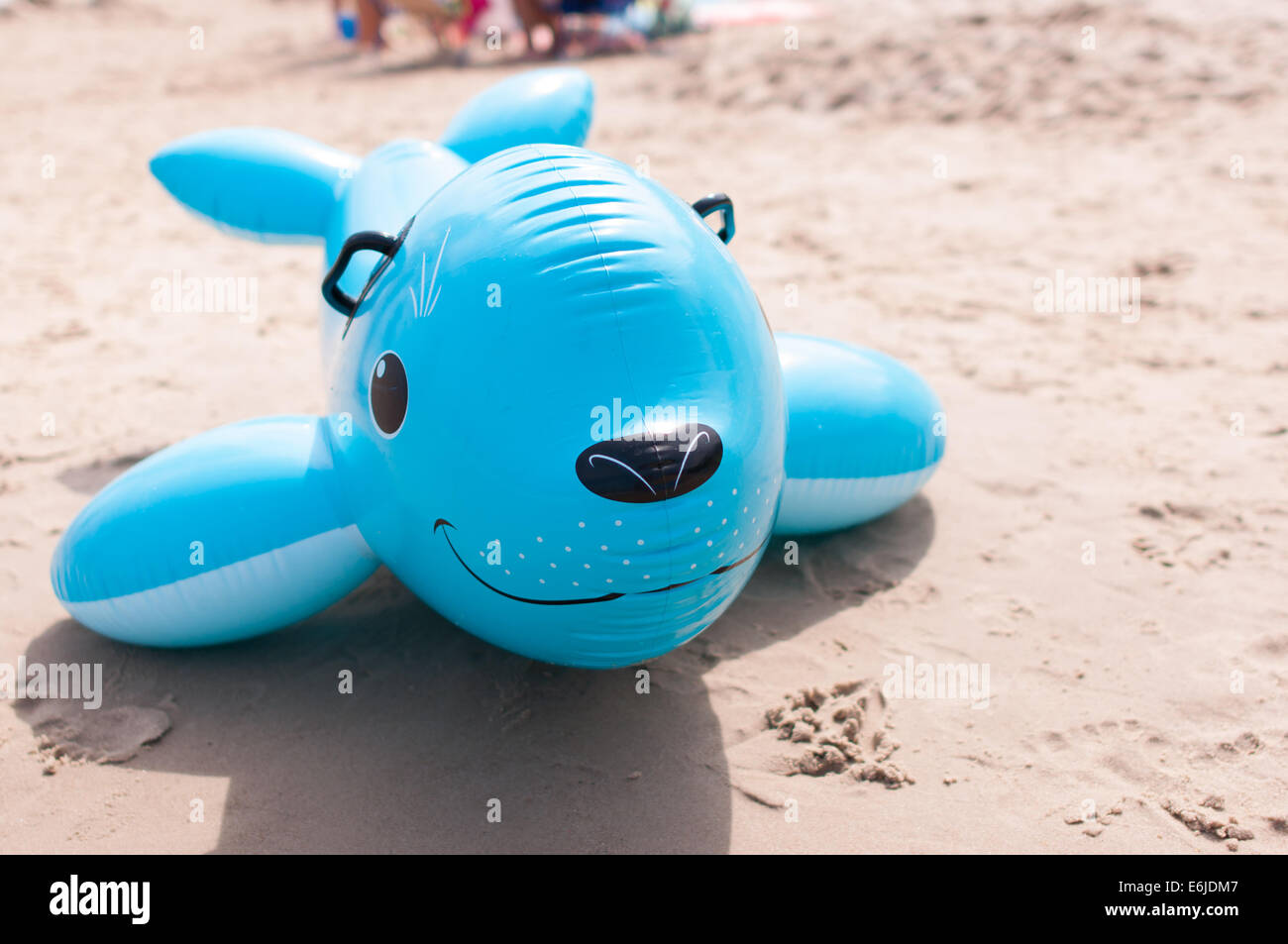 Jouet gonflable fish on beach Banque D'Images