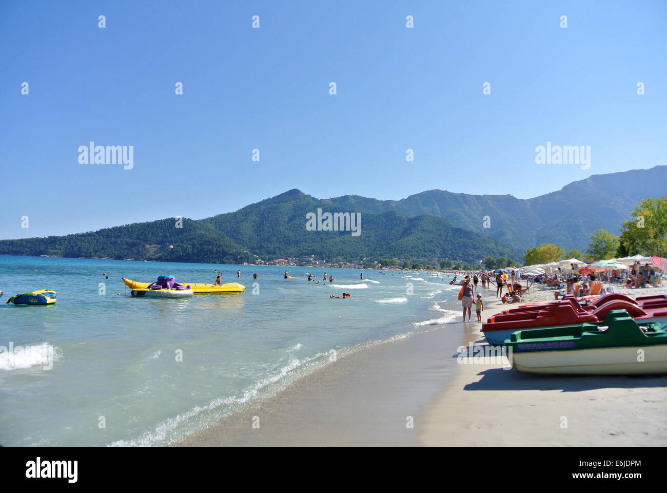 Pédalos, bleu de la mer, la plage dorée, Thassos, Grèce Banque D'Images